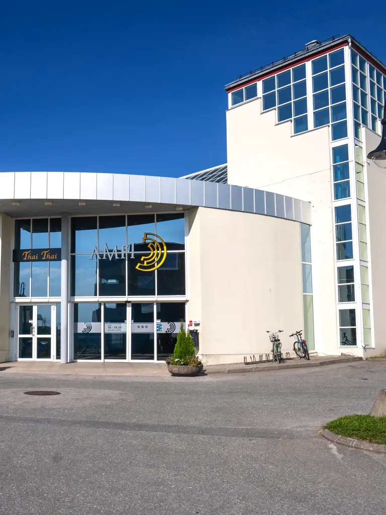 Fasade, inngang, parkeringsplass