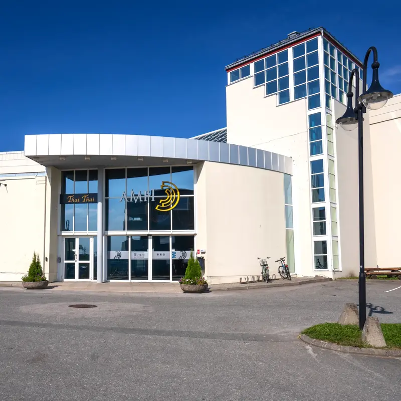 Fasade, inngang, parkeringsplass