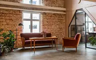 Interiør av sosial sone i Tullins gate 4C med gammeldags rød sofa