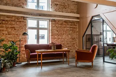 Interiør av sosial sone i Tullins gate 4C med gammeldags rød sofa