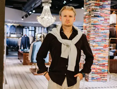 Mann i klær fra Volt