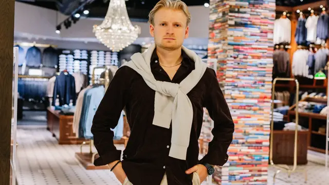 Mann i klær fra Volt