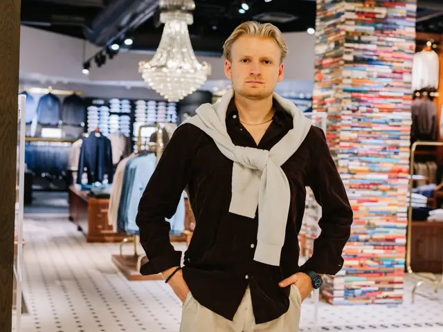 Mann i klær fra Volt