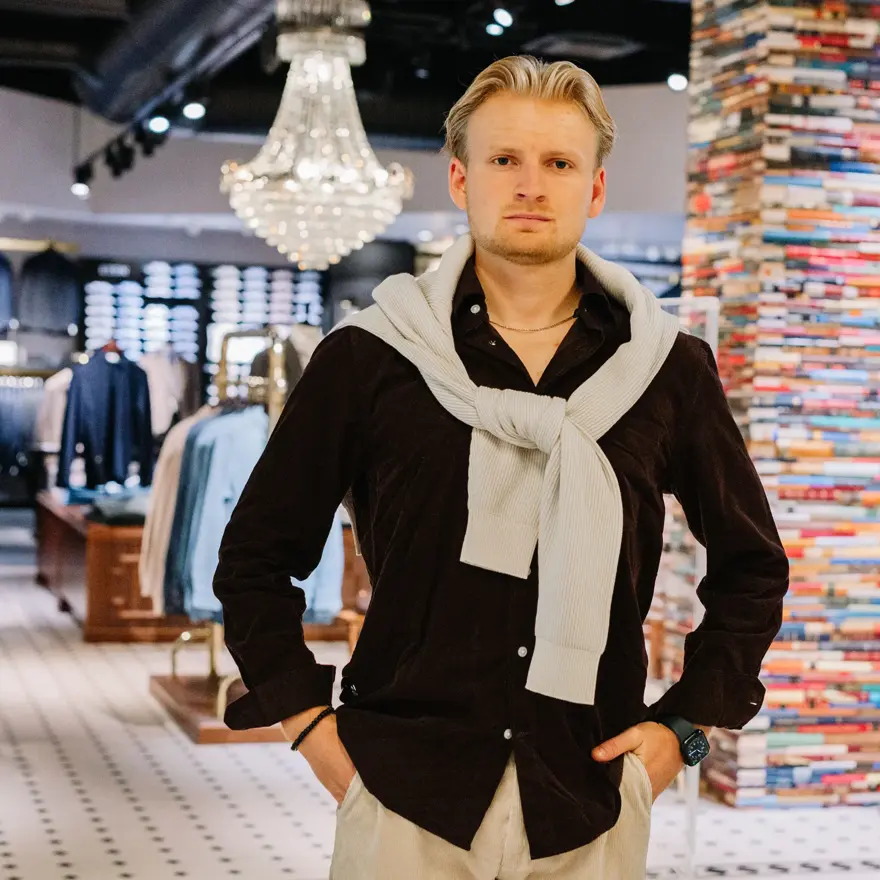 Mann i klær fra Volt