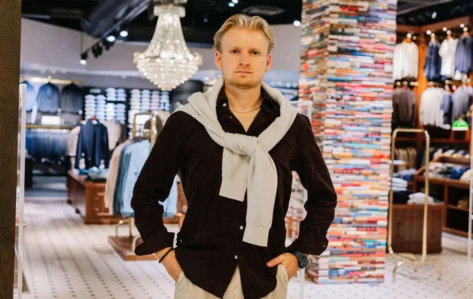 Mann i klær fra Volt