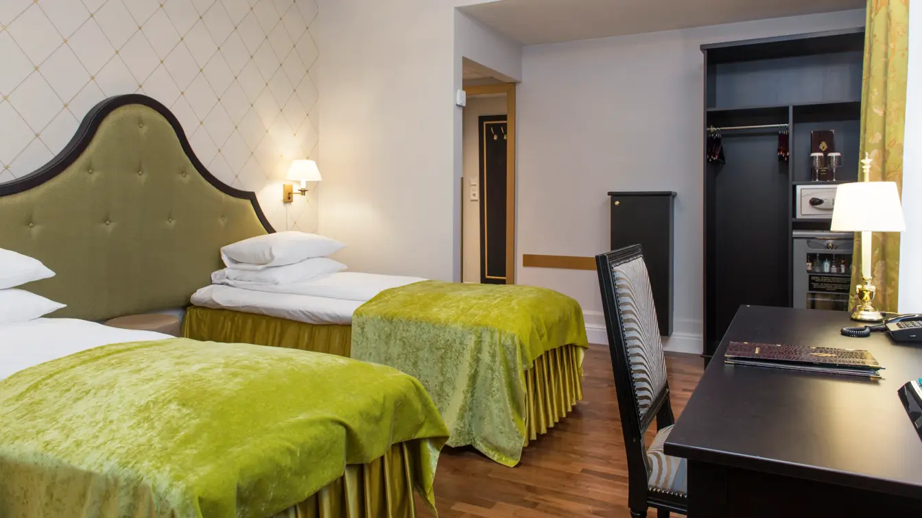 To enkeltsenger, skrivepult på Hotel Bristol i Oslo sentrum