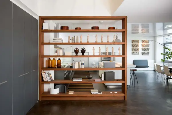 Hylle brukt som dekorativ romdeler