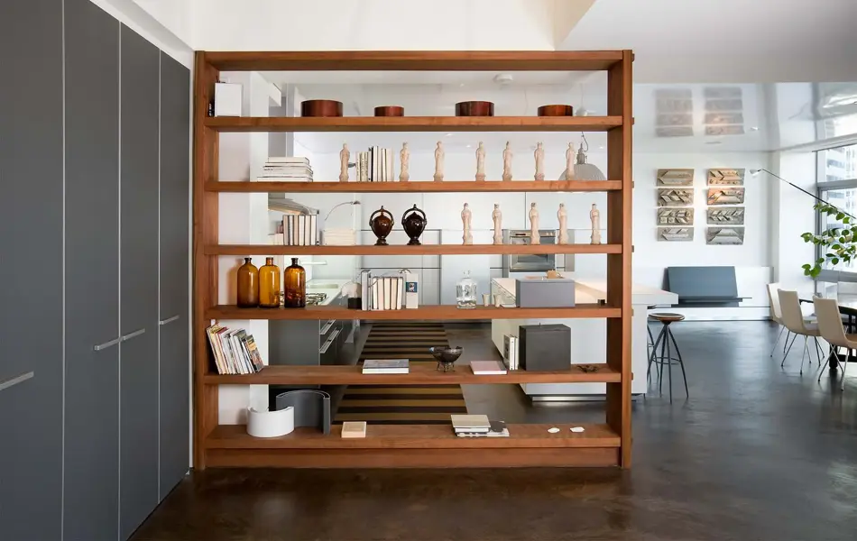 Hylle brukt som dekorativ romdeler