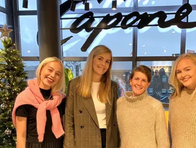 Fire jenter smiler sammen 