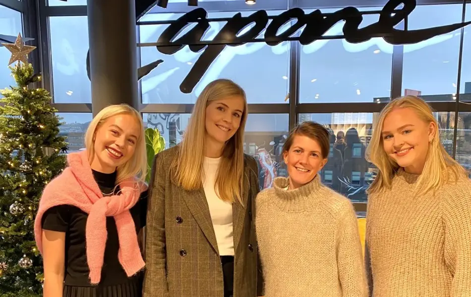 Fire jenter smiler sammen 