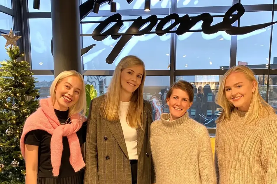 Fire jenter smiler sammen 