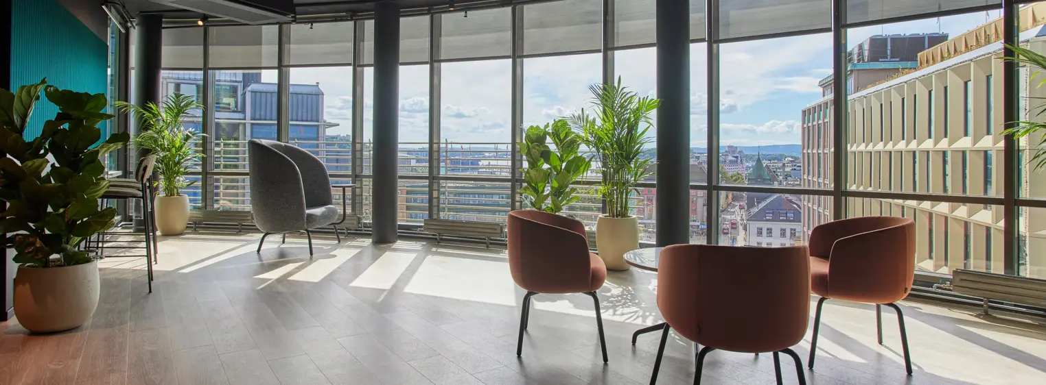 Thon Flex interiør, mot fellesareal som viser fantastisk utsikt