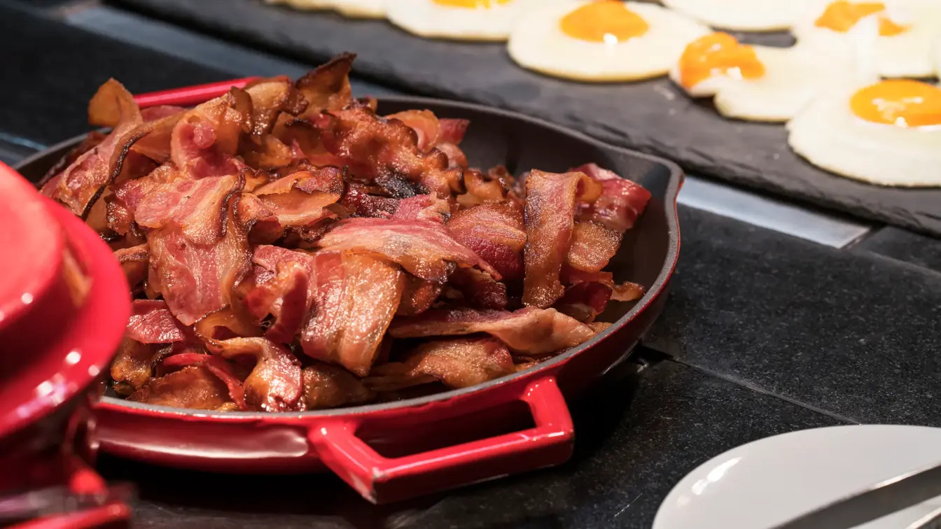 Frokostbuffet med egg og bacon på Thon Hotel Nordlys i Bodø sentrum ved småbåthavna
