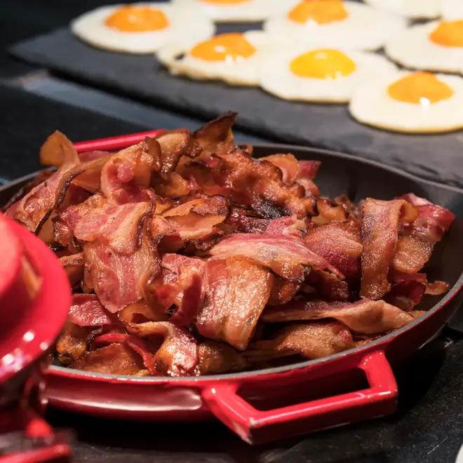 Frokostbuffet med egg og bacon på Thon Hotel Nordlys i Bodø sentrum ved småbåthavna