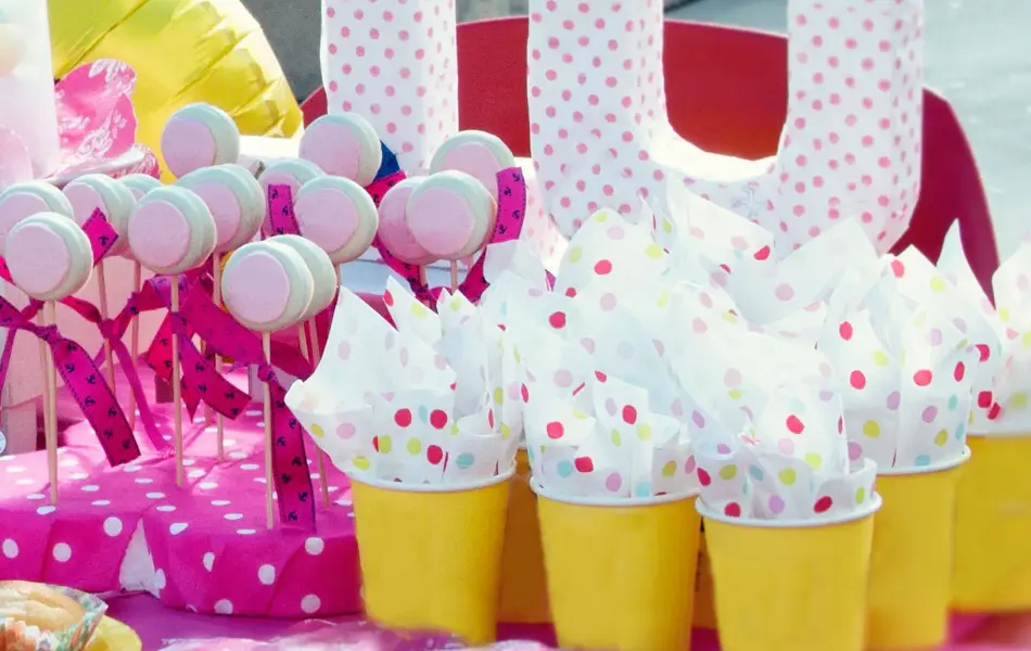 Bord pyntet til bursdag med stor ti-tall og rosa pynt og mat