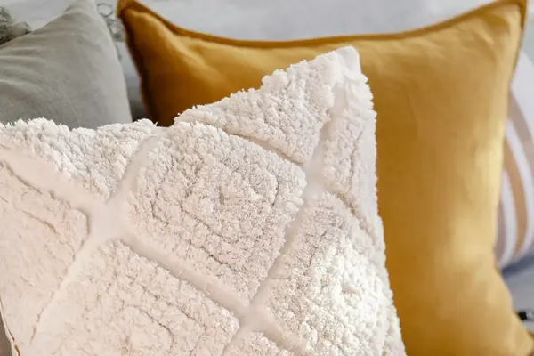 Hvit pute og gul pute