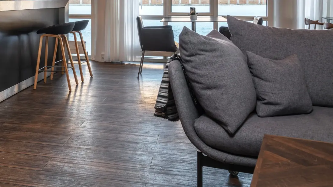 Sofa, barkrakker og stoler i baren hos Thon Partner Hotel Sorø