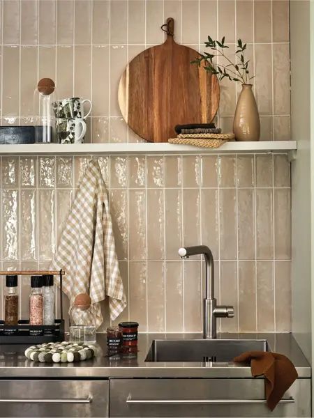 Kjøkken med en vegghylle dekket med kjøkkendekor