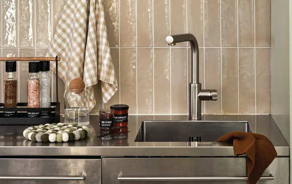 Kjøkken med en vegghylle dekket med kjøkkendekor