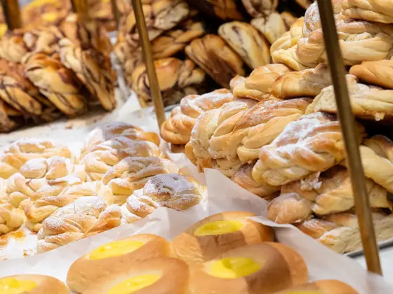 Mange forskjellige boller i et glassmonter 