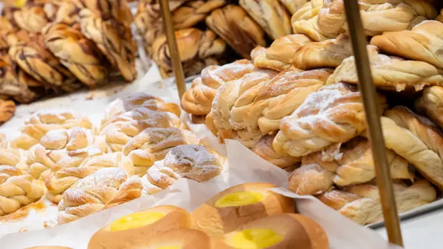 Mange forskjellige boller i et glassmonter 