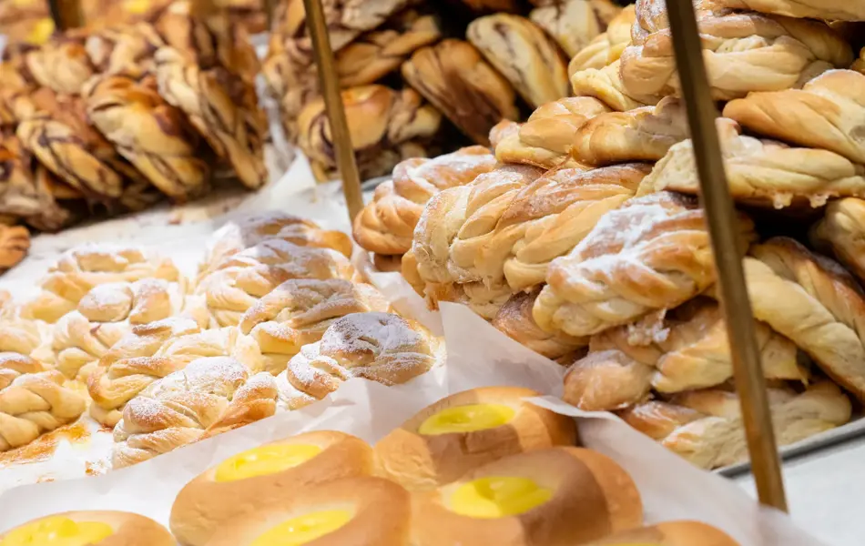 Mange forskjellige boller i et glassmonter 