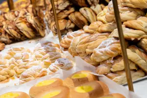 Mange forskjellige boller i et glassmonter 