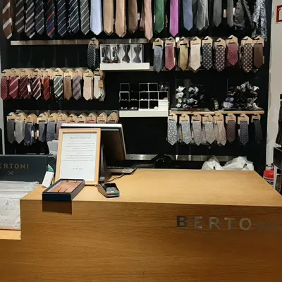 Kassen hos Bertoni med slips i bakgrunn 