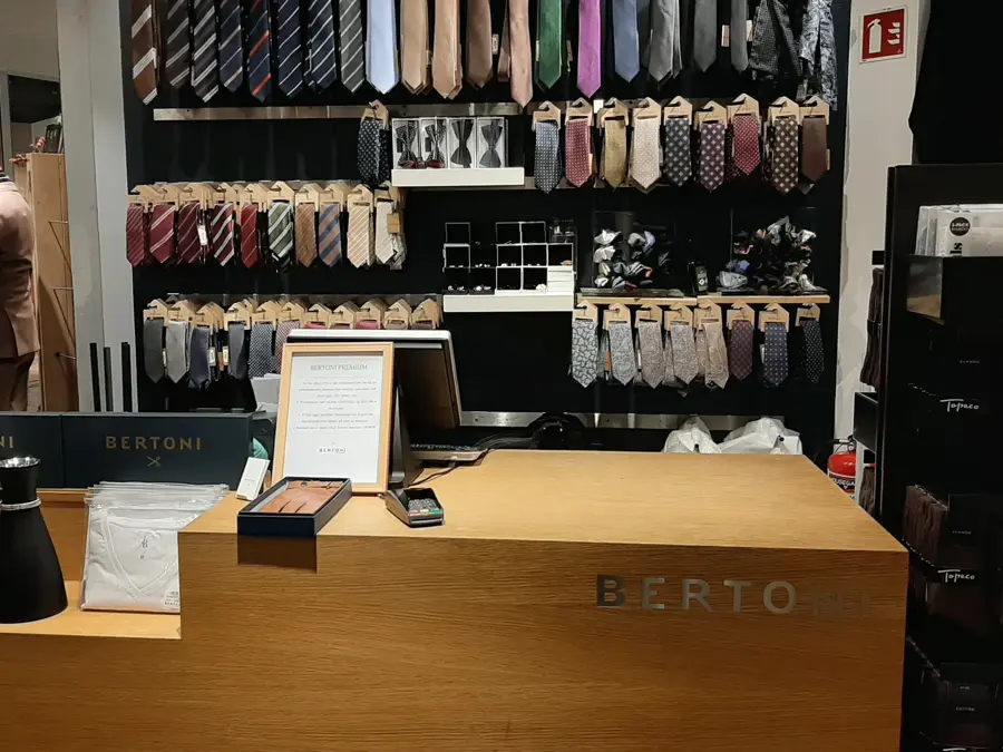 Kassen hos Bertoni med slips i bakgrunn 