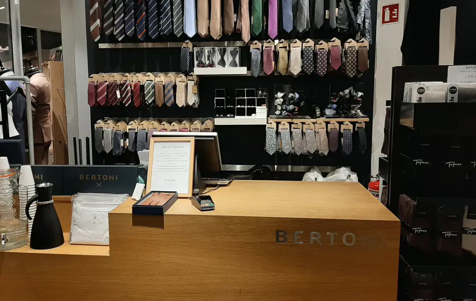 Kassen hos Bertoni med slips i bakgrunn 