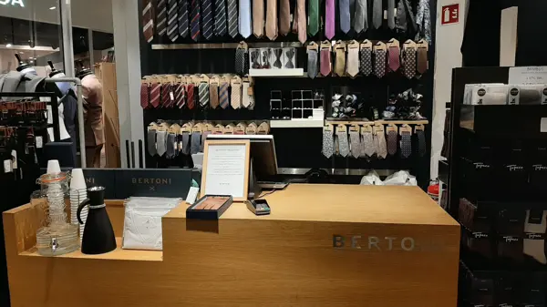 Kassen hos Bertoni med slips i bakgrunn 