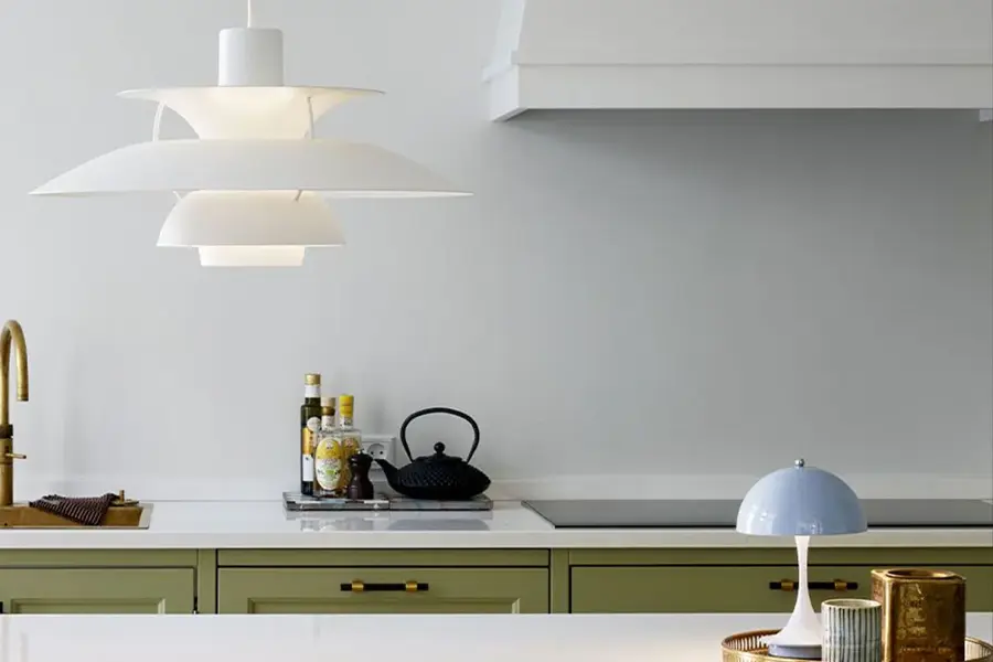 kjøkken med taklampe