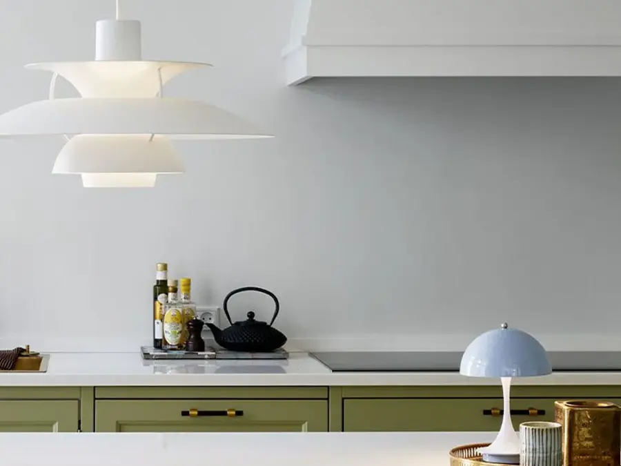 kjøkken med taklampe