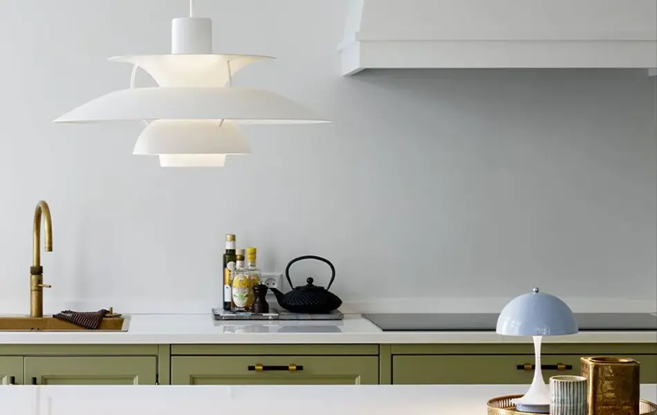 kjøkken med taklampe