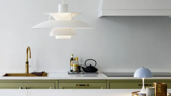 kjøkken med taklampe