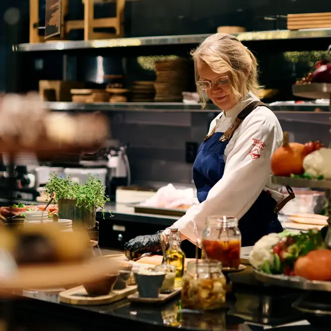 Kokk ved frokostbuffet