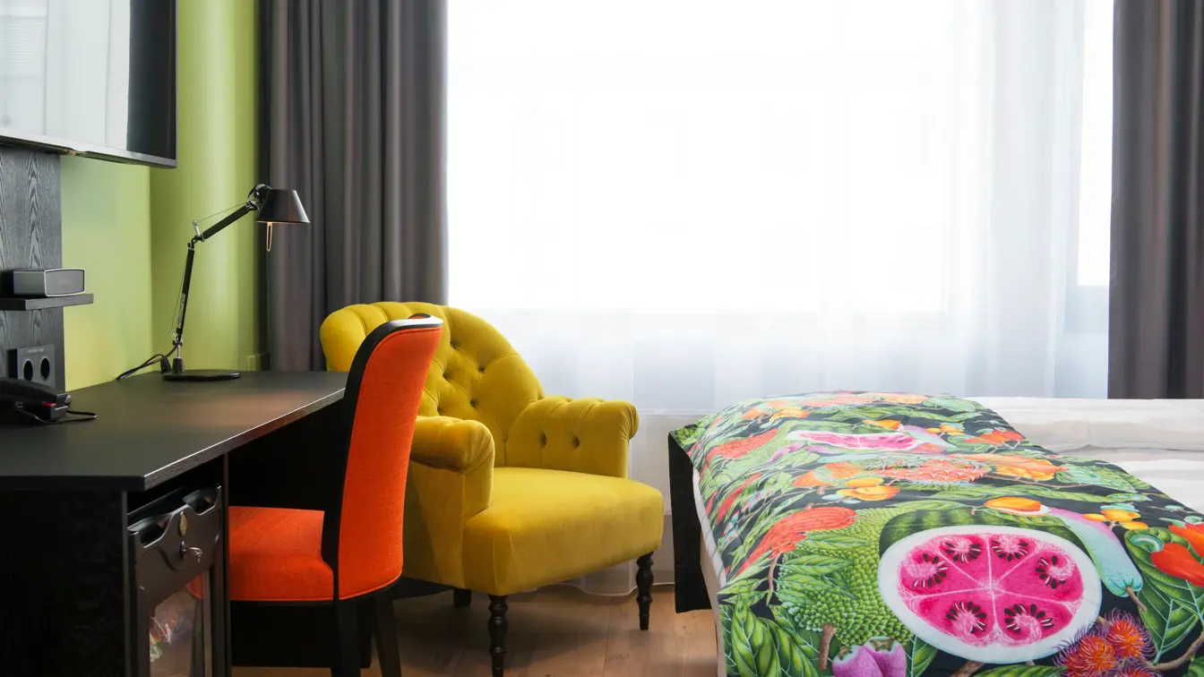 Seng, skrivebord og stol i dobbeltrom på Thon Hotel Vika Atrium i Oslo