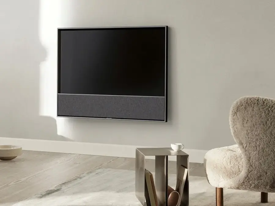 Stor tv på veggen i en stue 