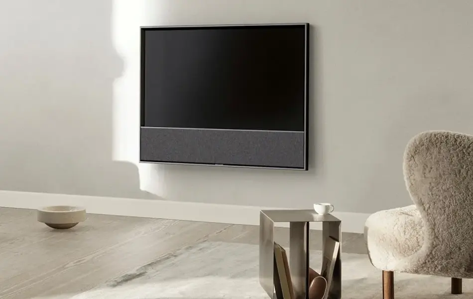 Stor tv på veggen i en stue 