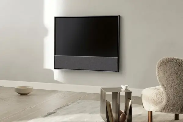 Stor tv på veggen i en stue 