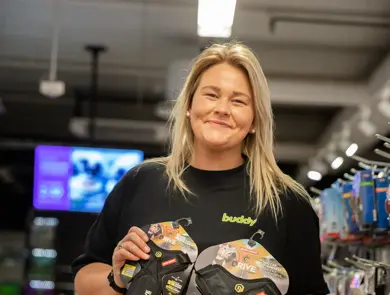 Dame fra Buddy viser produkter til hund