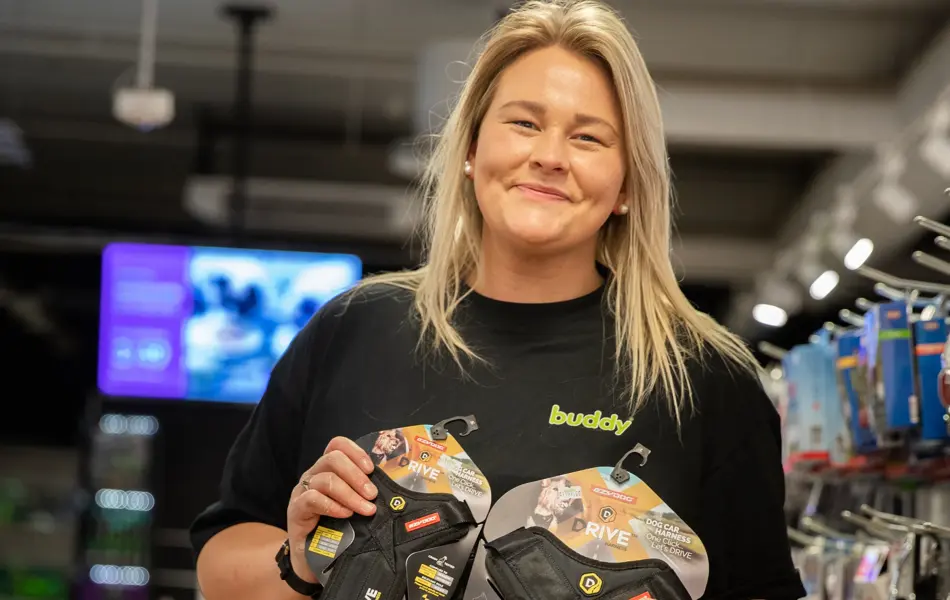 Dame fra Buddy viser produkter til hund