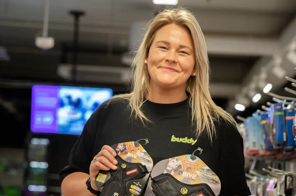 Dame fra Buddy viser produkter til hund