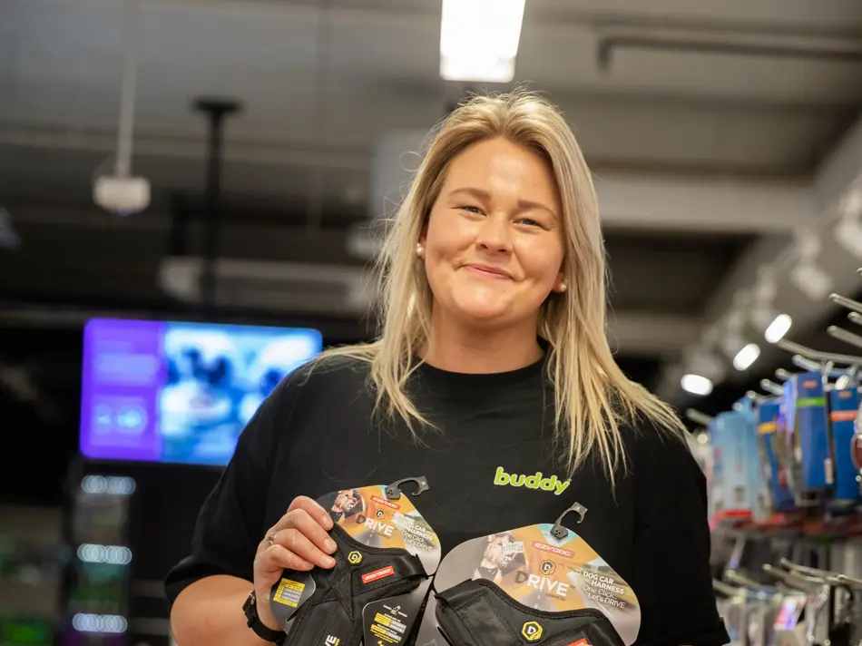 Dame fra Buddy viser produkter til hund