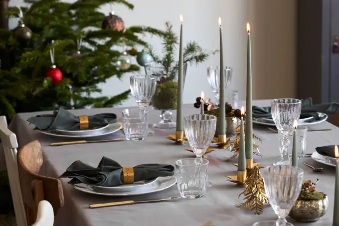 heldekket bord fra søstrene grene