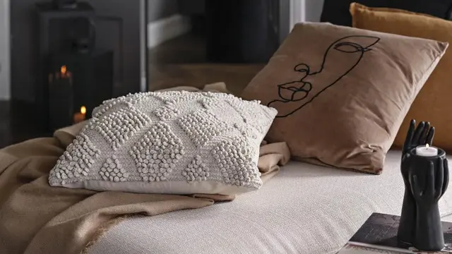 Beige sofa med puter i bruntoner