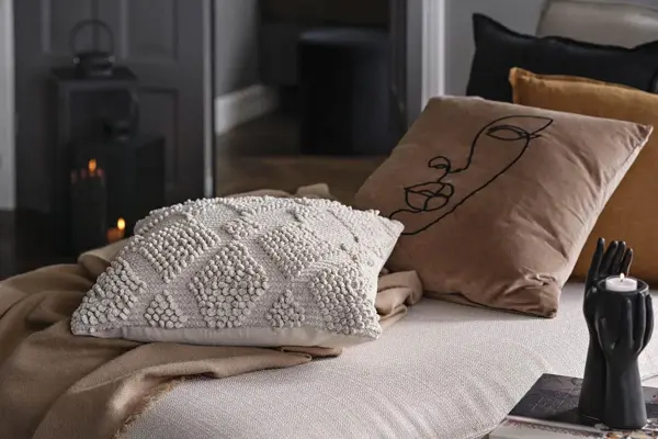 Beige sofa med puter i bruntoner