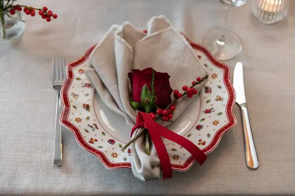 bord dekket med blomster fra Mester Grønn