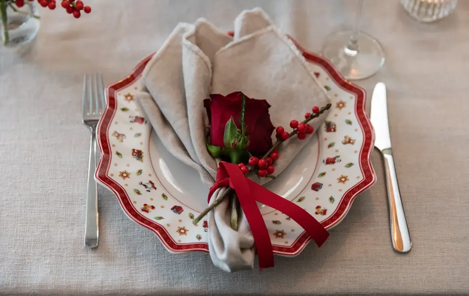 bord dekket med blomster fra Mester Grønn
