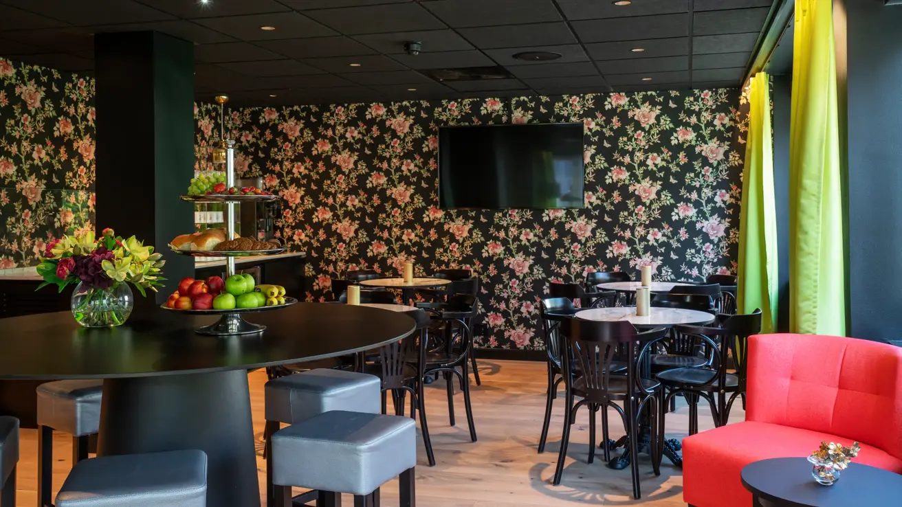 Sittegrupper og blomstrete tapet i lounge på Thon Hotel Gyldenløve i Oslo